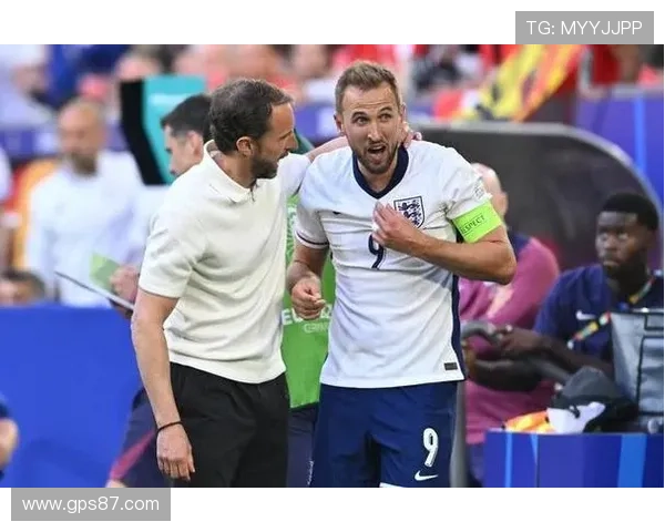 C罗与凯恩的中锋能力对比:终结效率与战术角色有何差异 C罗与凯恩的中锋能力对比:终结效率与战术角色有何差异