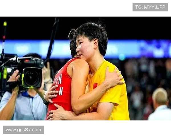 何冰娇这生活真绝了，赛场上铁血女战神，下了场秒变奶茶店常客？