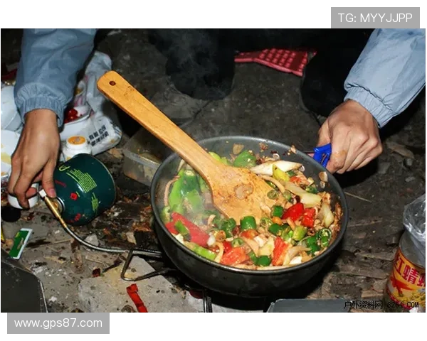 翁泓阳训练室外吃泡面，旁边堆满高档装备，这画风有点飘了吧？